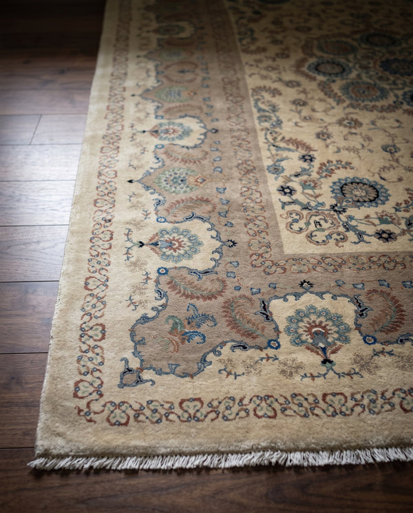 Antique Kashan Persian Carpet by Hosseini – Ivory Rosette Medallion, 10'2" x 13'9"