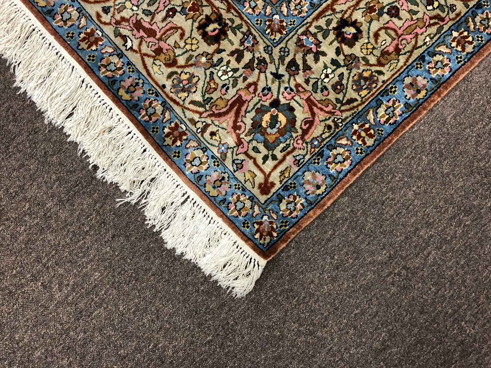 Exquisite antique Kashmir silk prayer rug, detail