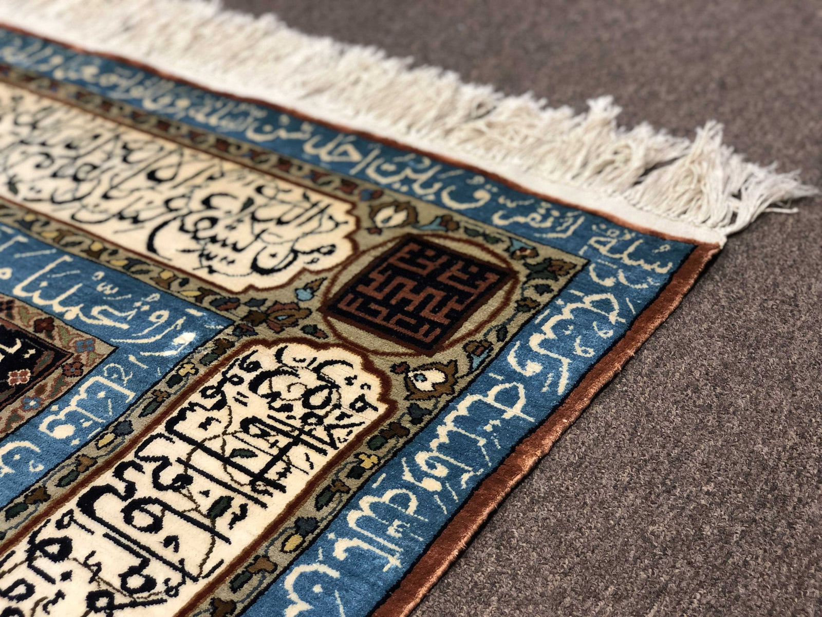 Exquisite antique Kashmir silk prayer rug, detail