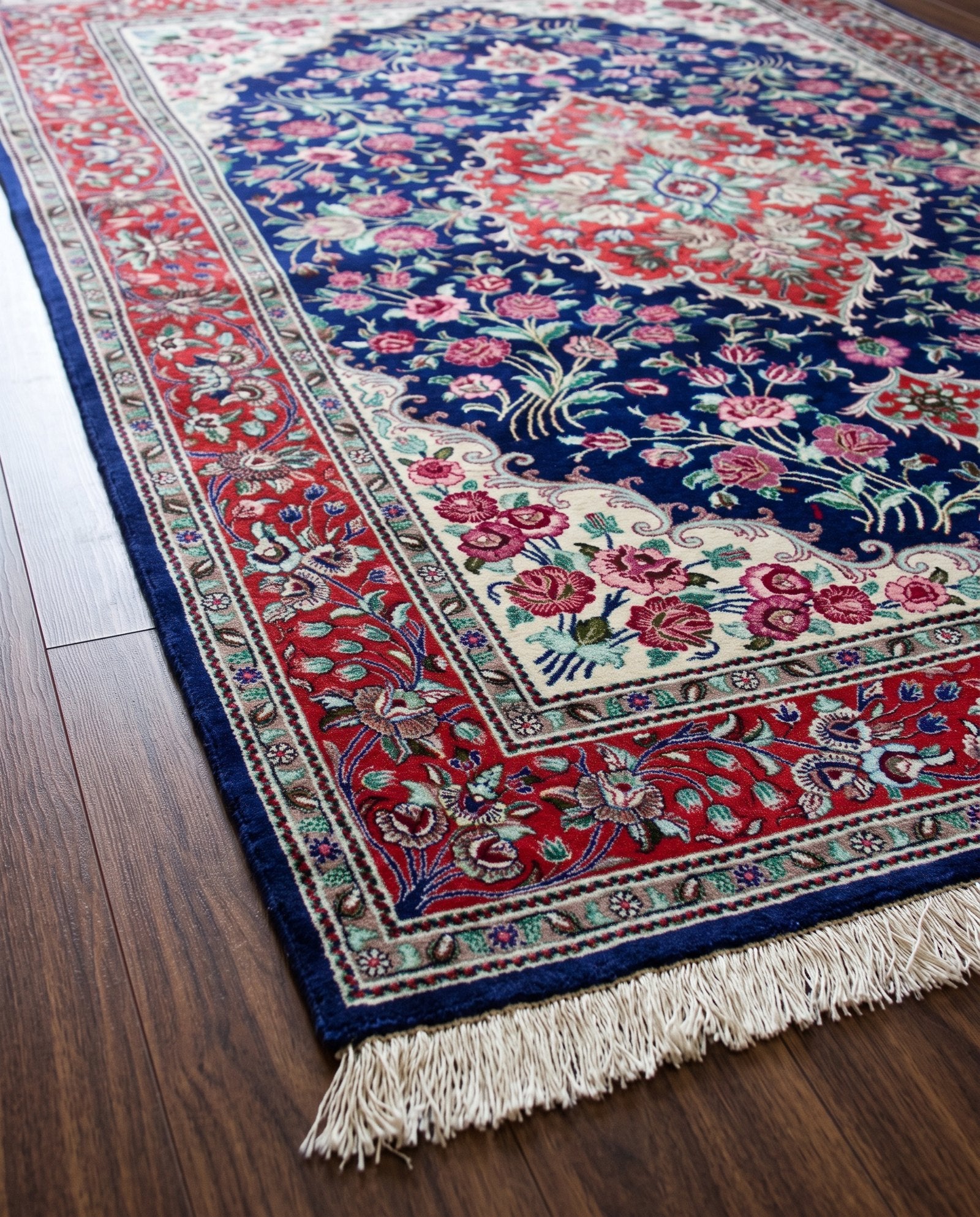 Very Fine Gol Farang Silk, corner