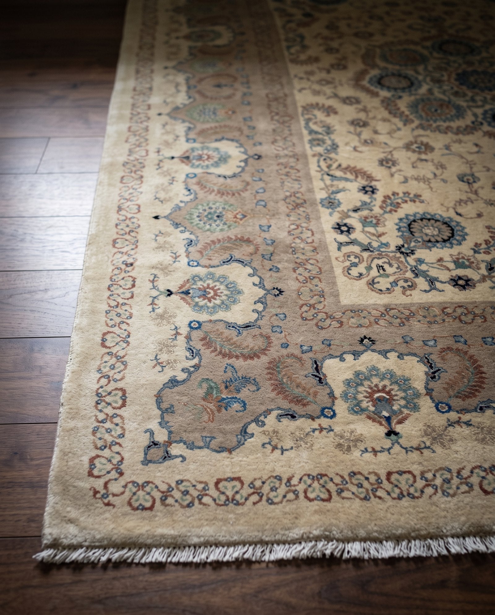 Antique Kashan Persian Carpet by Hosseini – Ivory Rosette Medallion, 10'2" x 13'9", corner